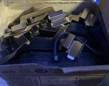 New Genuine VAG Group Brake Pads With Wear Indicator 6Q0698151C